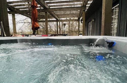Broken Arrow Cabin | Top-Rated Stone Creek Lodge with Spa & Hot Tub Amenities
