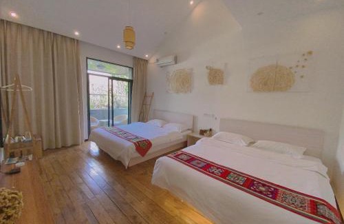 Shilin Yi Autonomous County House | Charming Stone Forest Mijia Guest House: Family-Friendly Stay