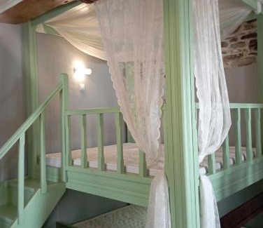 Agios Isidoros Apartment | Discover Stone Guesthouse: A Family-Friendly Retreat