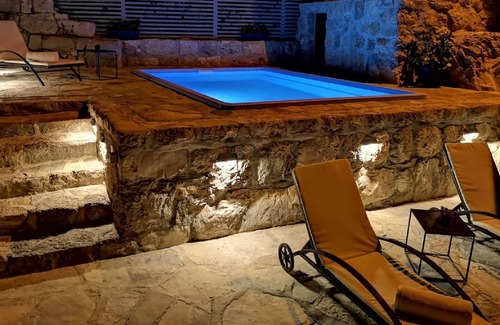Stravca House | Stone Holiday Home in Brotnice Dalmatia with Bubble Bath