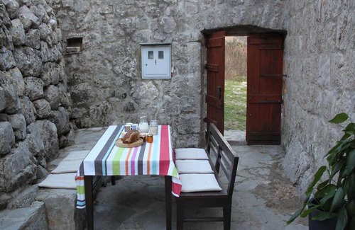 Stravca House | Stone Holiday Home in Brotnice Dalmatia with Bubble Bath