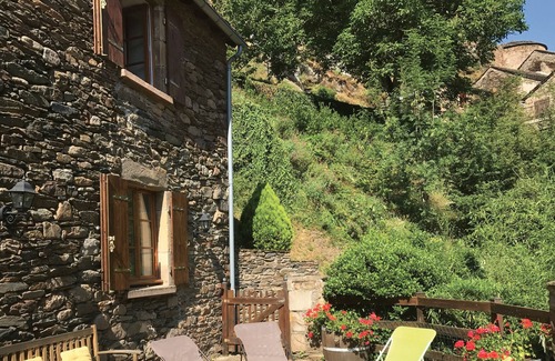 Brousse-le-Chateau House | Stone house in Aveyron, at the water's edge, in a listed medieval village
