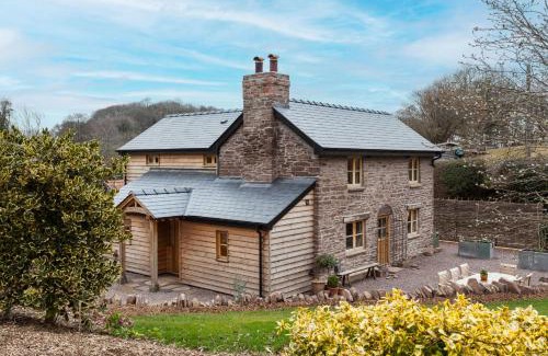 Leominster House | Pet-Friendly Retreat at Stone House: Your Ideal Getaway
