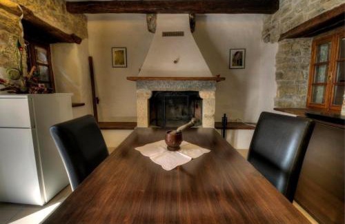 Kotli House | Cozy Villa in Kotli with Garden, Pool and Grill Access