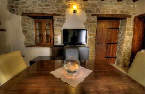 Kotli House | Cozy Villa in Kotli with Garden, Pool and Grill Access