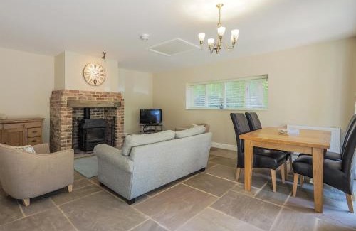 Fulbeck House | Stone Lodge: 4-Star Retreat with Pet & Child-Friendly Amenities