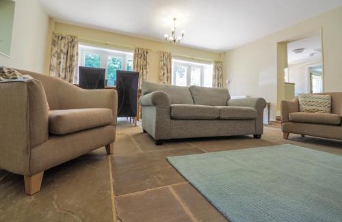 Fulbeck House | Stone Lodge: 4-Star Retreat with Pet & Child-Friendly Amenities