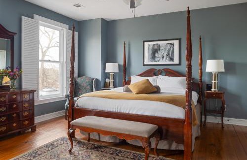 Stone Mountain Historic Village Bed & Breakfast | Cozy Stone Mountain Manor: Pet-Friendly Stay with Pool
