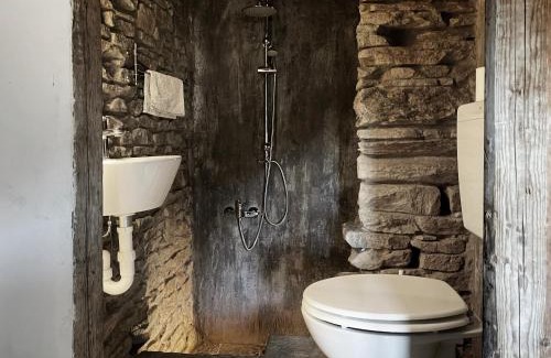 Rora House | Welcoming Stone Oven House: Child and Pet-Friendly Getaway