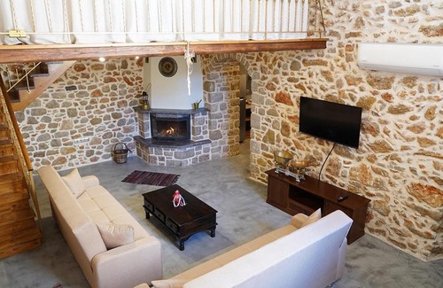 Agios Georgios Sykousis Apartment | Child-Friendly Retreat at Stone Residence Chios - 10/10 Rated