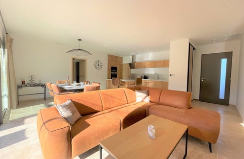 Sablet House | Idyllic Stone Villa with Heated Pool near Dentelles de Montmirail