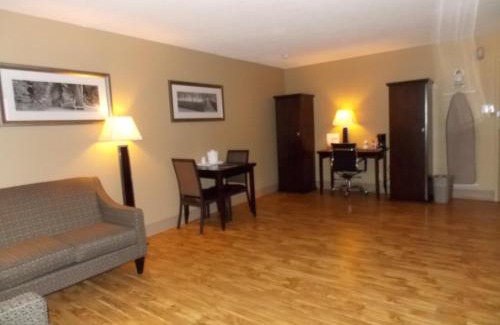 Fort McMurray Hotel | Welcoming Stonebridge Hotel: Pet-Friendly with Breakfast Included