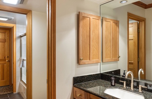Snowmass Village Hotel | Relax at Stonebridge Inn with Spa, Pool & Family-Friendly Amenities