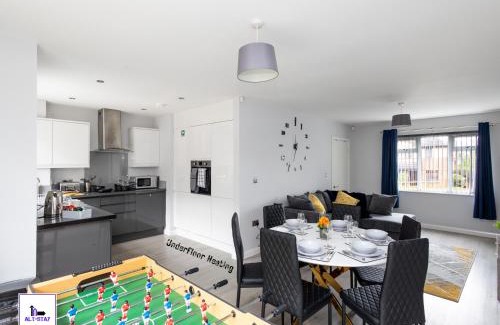 Leeds House | Modern ALT-STAY Leeds: Family-Friendly with Full Kitchen