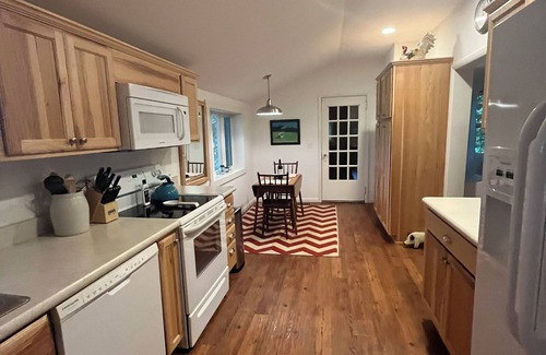 Empire House | Stonegable: Ideal Couples Retreat with Ocean Views & Breakfast