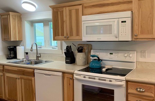Empire House | Stonegable: Ideal Couples Retreat with Ocean Views & Breakfast