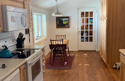 Empire House | Stonegable: Ideal Couples Retreat with Ocean Views & Breakfast