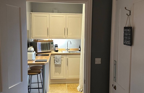 Winterbourne Earls Cottage | Experience Stonehenge Cottages: Pet-Friendly Retreat 9.8/10