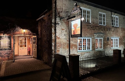 Winterbourne Earls Cottage | Experience Stonehenge Cottages: Pet-Friendly Retreat 9.8/10