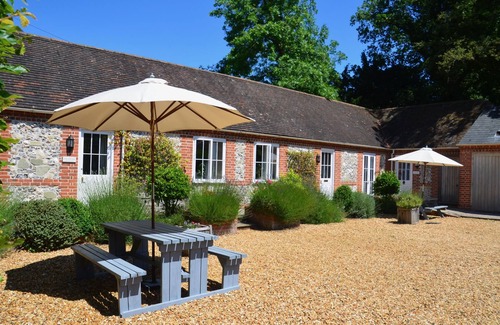 Winterbourne Earls Cottage | Experience Stonehenge Cottages: Pet-Friendly Retreat 9.8/10