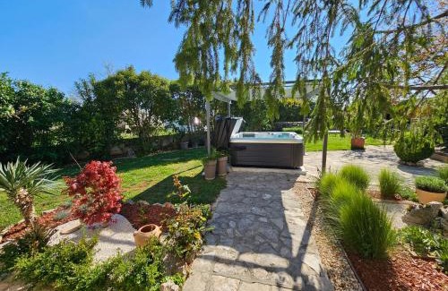 Krmed House | Relax at Stonehouse Ana with Jacuzzi in Rovinj-Krmed