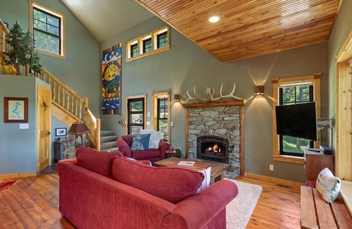 Coeur d'Alene House | Cozy Stoneridge Pines Cabin: Pet-Friendly Family Retreat