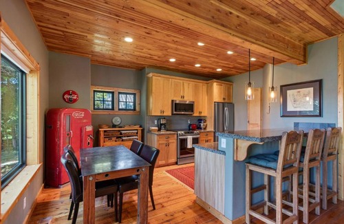 Coeur d'Alene House | Cozy Stoneridge Pines Cabin: Pet-Friendly Family Retreat