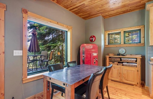 Coeur d'Alene House | Cozy Stoneridge Pines Cabin: Pet-Friendly Family Retreat