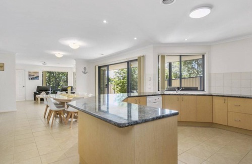 Tootgarook House | Prime Location Steps from the Beach with Ocean View