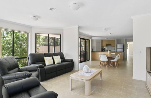 Tootgarook House | Prime Location Steps from the Beach with Ocean View