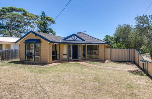Tootgarook House | Prime Location Steps from the Beach with Ocean View