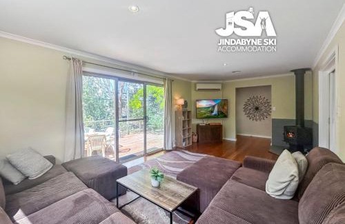 Jindabyne House | Pet-Friendly Stonewall: Perfect for Family Getaways
