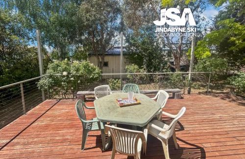 Jindabyne House | Pet-Friendly Stonewall: Perfect for Family Getaways