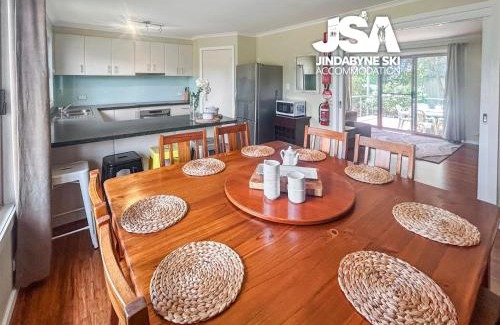 Jindabyne House | Pet-Friendly Stonewall: Perfect for Family Getaways