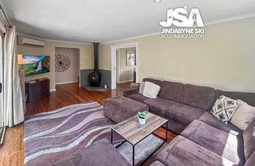 Jindabyne House | Pet-Friendly Stonewall: Perfect for Family Getaways