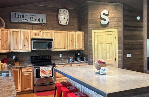 Deadwood House | Unforgettable Stonewall Hideaway with Spa and Family Perks