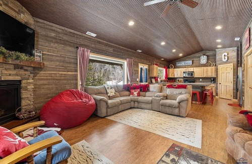 Deadwood House | Unforgettable Stonewall Hideaway with Spa and Family Perks