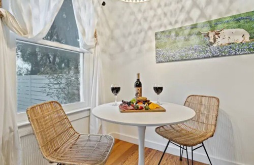 Stonewall House | Stonewall Wine 290 Road 20mins to Fredericksburg