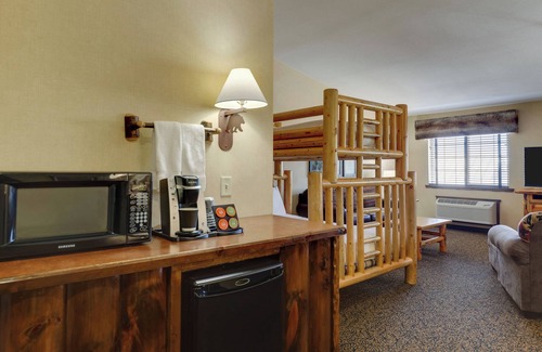 Columbia Hotel | Inviting Stoney Creek Hotel Columbia: Pool, Spa & Breakfast