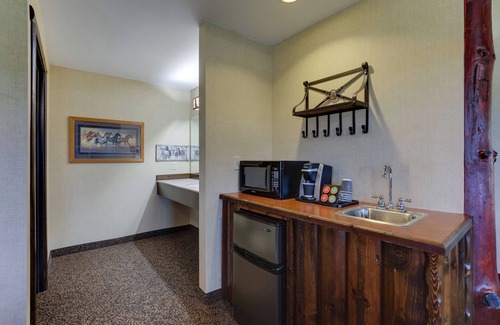 Columbia Hotel | Inviting Stoney Creek Hotel Columbia: Pool, Spa & Breakfast