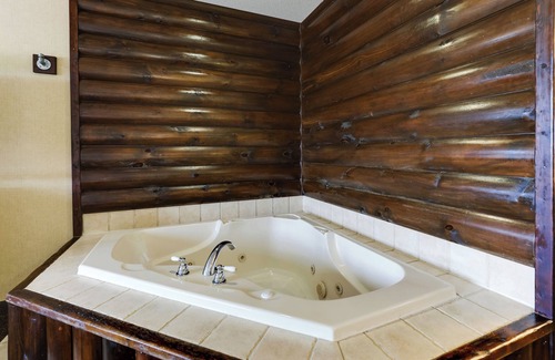 Columbia Hotel | Inviting Stoney Creek Hotel Columbia: Pool, Spa & Breakfast