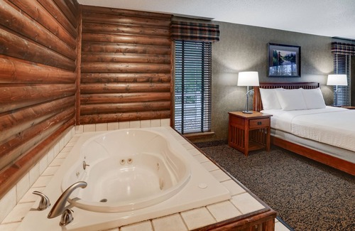 Johnston Hotel | Top-Rated Stoney Creek Hotel Des Moines with Spa & Pool