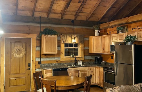 Madison Cabin | Relax at Stoney Creek - Pool, Spa & Family-Friendly Fun