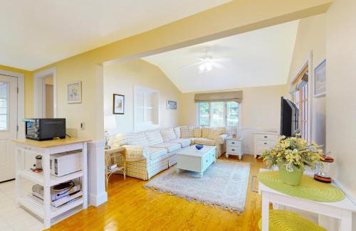 Moultonborough House | Family-Friendly Stoneybrook Retreat Haven - The Cottage