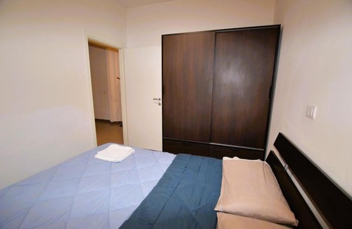 San Faustino-Madonnina-Quattroville Apartment | Stoppani 42: Family-Friendly Escape with Top Ratings