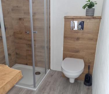 Katzow House | Pet-Friendly Retreat at Storchenhof Mobilheim 1 - Rated 9/10