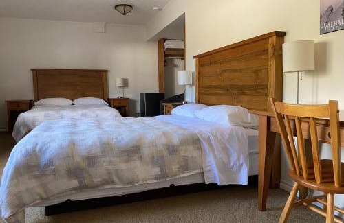 Smithers Hotel | Welcoming Stork Nest Inn: Family-Friendly Comfort Awaits