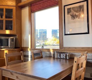 Smithers Hotel | Welcoming Stork Nest Inn: Family-Friendly Comfort Awaits