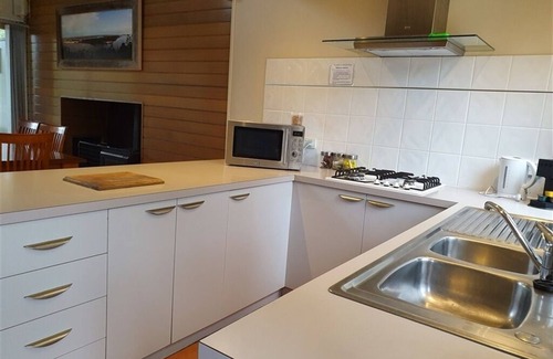 Forge Creek Apartment | Enchanting Stormbird: Waterfront Stay with Spa & Hot Tub