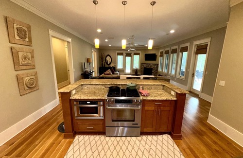 De Funiak Springs House | Relax at Story's Landing: A Secluded Retreat with Hot Tub